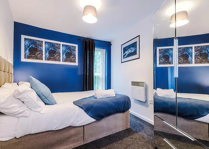 2 Bed Apartment With Balcony Private Parking Near Etihad Stadium, Coop Live